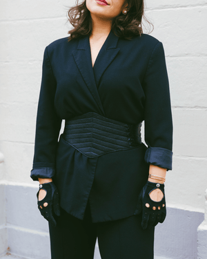 La Comandanta es estrategia y convicción. Cada detalle habla de intención: puntadas visibles, líneas precisas, acabados que sólo aprecia quien sabe mirar.