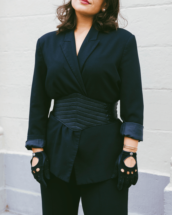 La Comandanta es estrategia y convicción. Cada detalle habla de intención: puntadas visibles, líneas precisas, acabados que sólo aprecia quien sabe mirar.