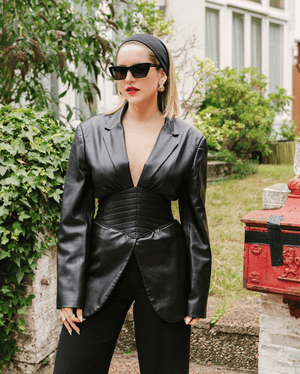 La Comandanta es estrategia y convicción. Cada detalle habla de intención: puntadas visibles, líneas precisas, acabados que sólo aprecia quien sabe mirar.