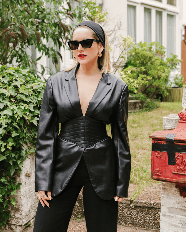 La Comandanta es estrategia y convicción. Cada detalle habla de intención: puntadas visibles, líneas precisas, acabados que sólo aprecia quien sabe mirar.