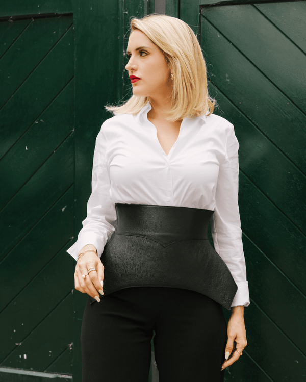 La Patrona es fuerza serena. Su cuero liso recorre la cintura con la firmeza de quien sabe que su silencio dice más que mil palabras. Una armadura sutil para mujeres que dominan cada escena con una confianza imposible de ignorar. La elección de quienes sostienen el mundo con calma implacable.