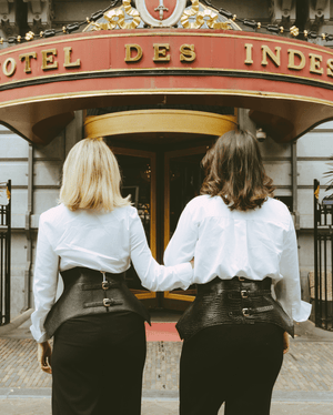 La Patrona es fuerza serena. Su cuero liso recorre la cintura con la firmeza de quien sabe que su silencio dice más que mil palabras. Una armadura sutil para mujeres que dominan cada escena con una confianza imposible de ignorar. La elección de quienes sostienen el mundo con calma implacable.