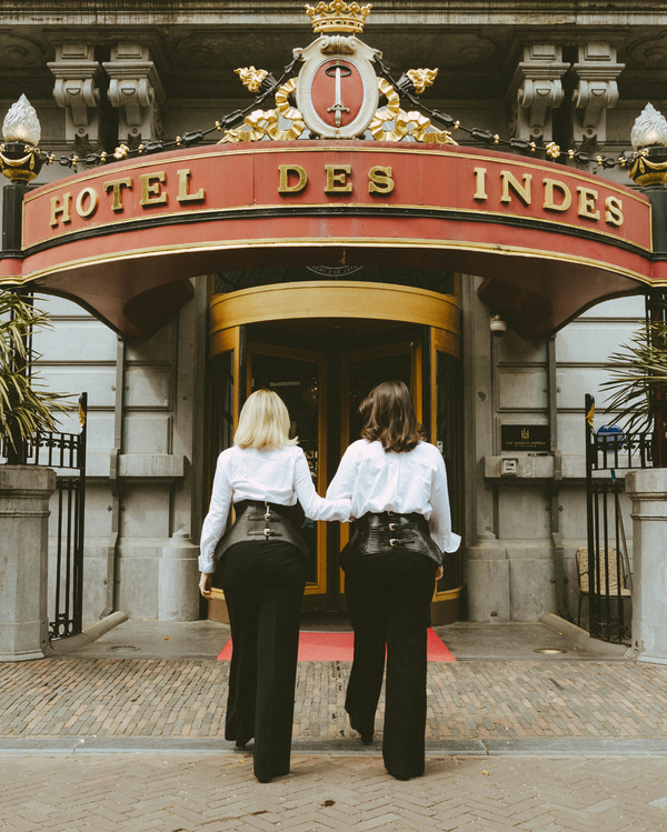 La Patrona es fuerza serena. Su cuero liso recorre la cintura con la firmeza de quien sabe que su silencio dice más que mil palabras. Una armadura sutil para mujeres que dominan cada escena con una confianza imposible de ignorar. La elección de quienes sostienen el mundo con calma implacable.