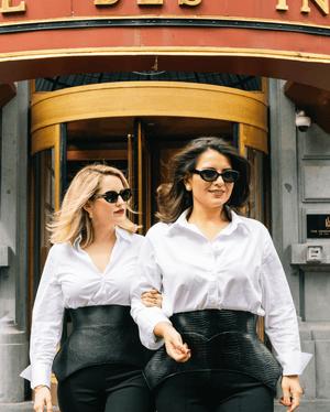 La Patrona es fuerza serena. Su cuero liso recorre la cintura con la firmeza de quien sabe que su silencio dice más que mil palabras. Una armadura sutil para mujeres que dominan cada escena con una confianza imposible de ignorar. La elección de quienes sostienen el mundo con calma implacable.