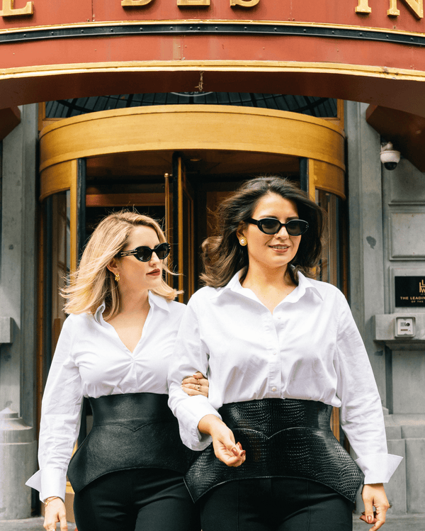 La Patrona es fuerza serena. Su cuero liso recorre la cintura con la firmeza de quien sabe que su silencio dice más que mil palabras. Una armadura sutil para mujeres que dominan cada escena con una confianza imposible de ignorar. La elección de quienes sostienen el mundo con calma implacable.