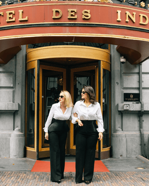 La Patrona es fuerza serena. Su cuero liso recorre la cintura con la firmeza de quien sabe que su silencio dice más que mil palabras. Una armadura sutil para mujeres que dominan cada escena con una confianza imposible de ignorar. La elección de quienes sostienen el mundo con calma implacable.